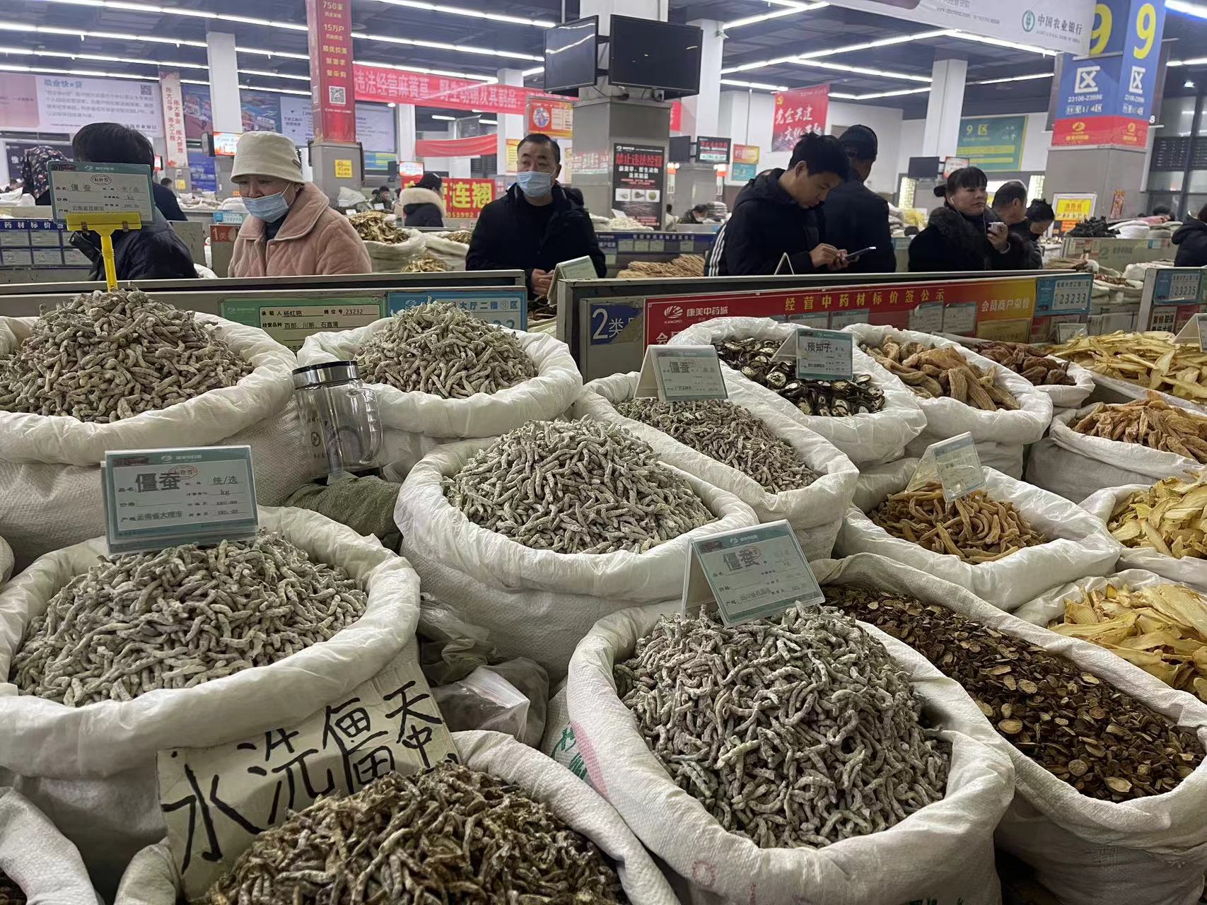 “疯狂的中药材”：有人高价卖出上百吨货，转眼又得亏本卖货